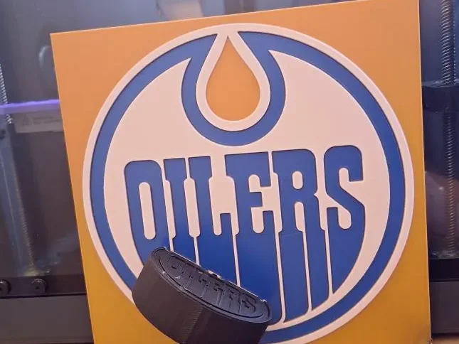 NHL oliers hockey team and puck by 3dGlow HueForge model: NHL oliers hockey team and puck by 3dGlow