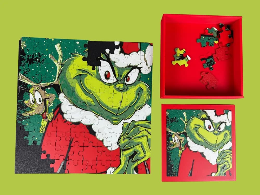 The Grinch and Max - Puzzle & Box Lid by Canadian Gamer HueForge model: The Grinch and Max - Puzzle & Box Lid by Canadian Gamer