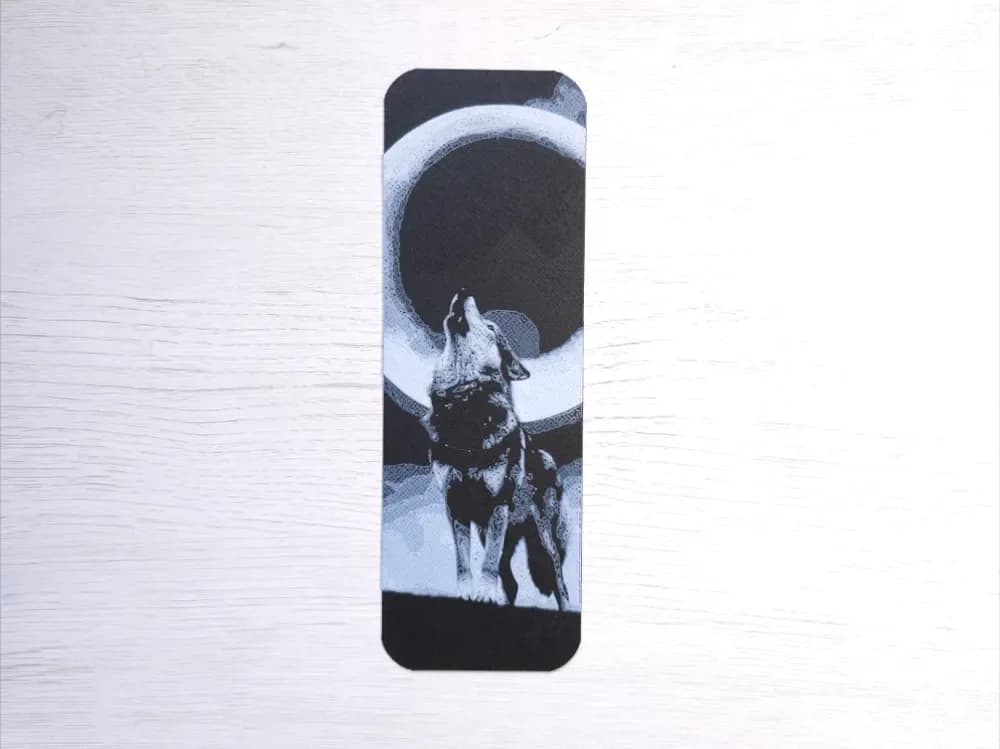 Wolf Howling Bookmark by Atrus Design HueForge model: Wolf Howling Bookmark by Atrus Design