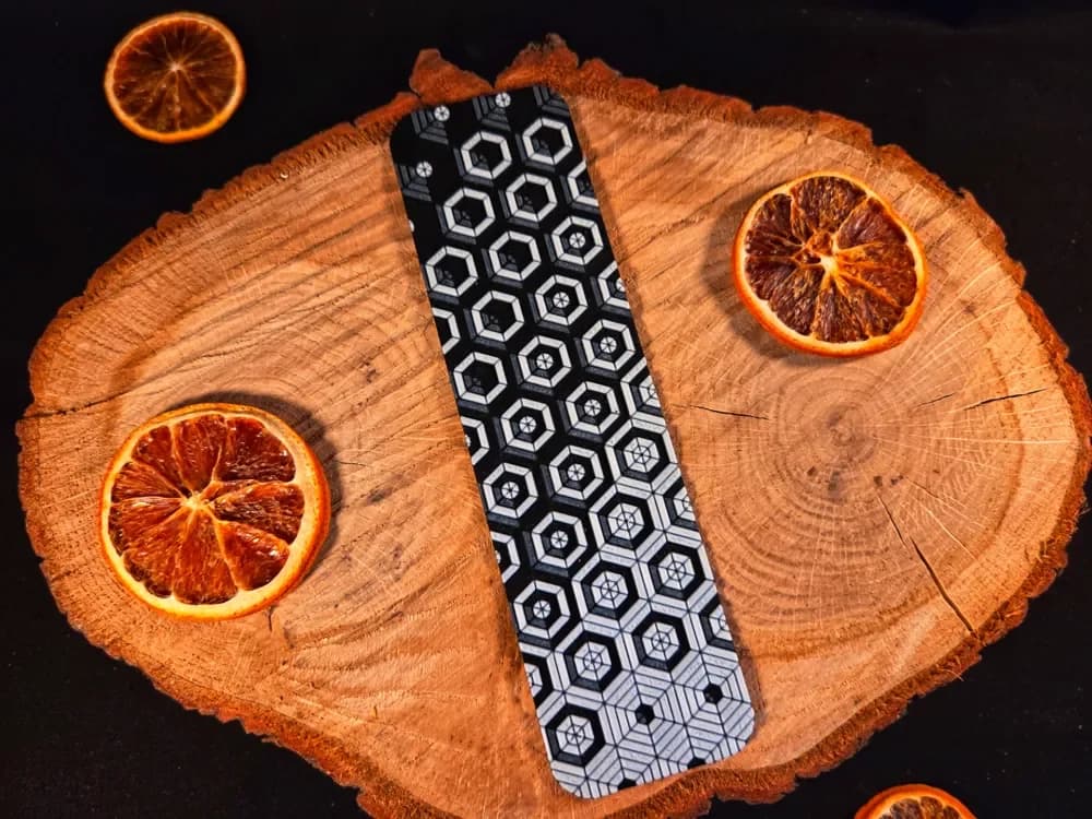 Hexagonal pattern bookmark - hueforge by EternalDesigns3D HueForge model: Hexagonal pattern bookmark - hueforge by EternalDesigns3D