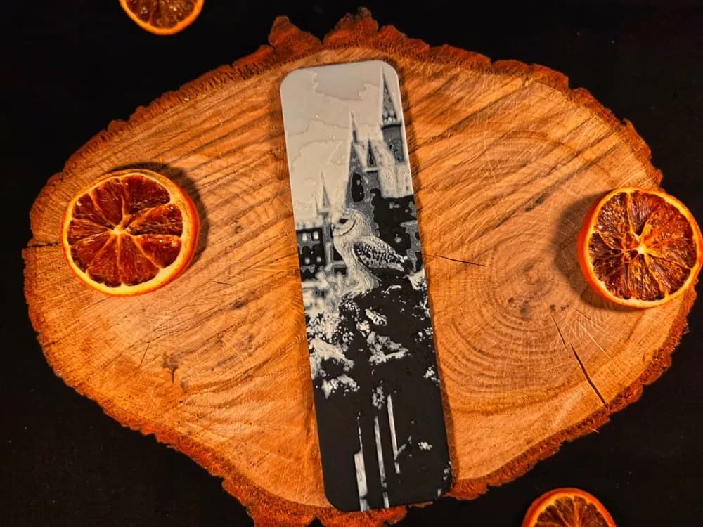 Hedwig in the Hogwarts bookmark by EternalDesigns3D HueForge model: Hedwig in the Hogwarts bookmark by EternalDesigns3D