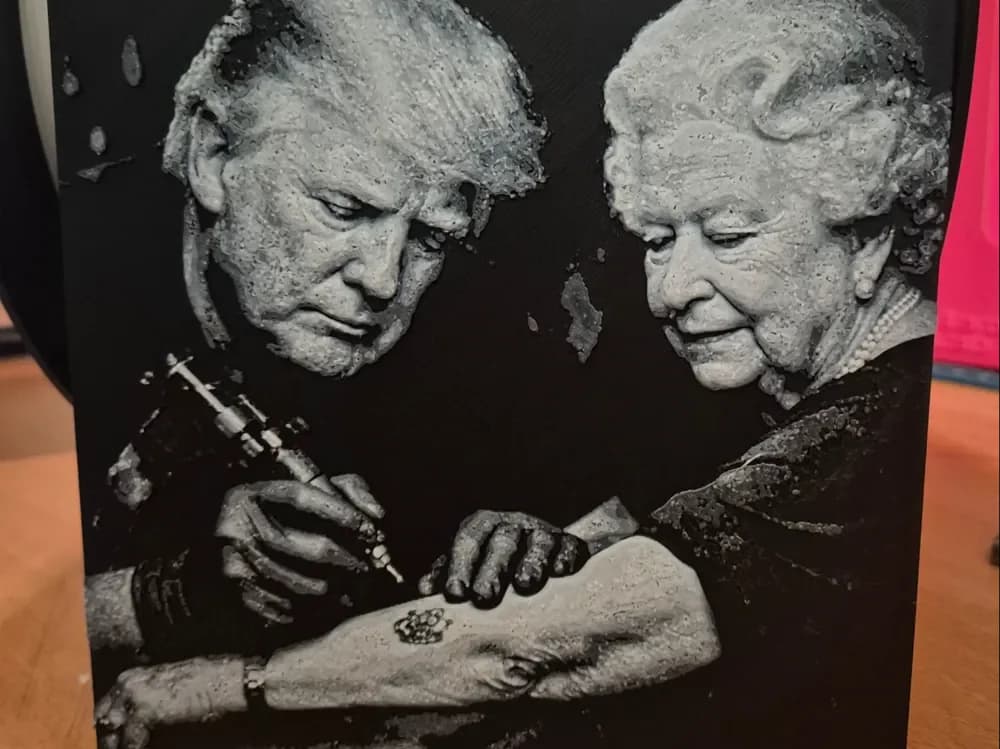 trump giving uk queen a tattooing hueforge by Buntsta HueForge model: trump giving uk queen a tattooing hueforge by Buntsta