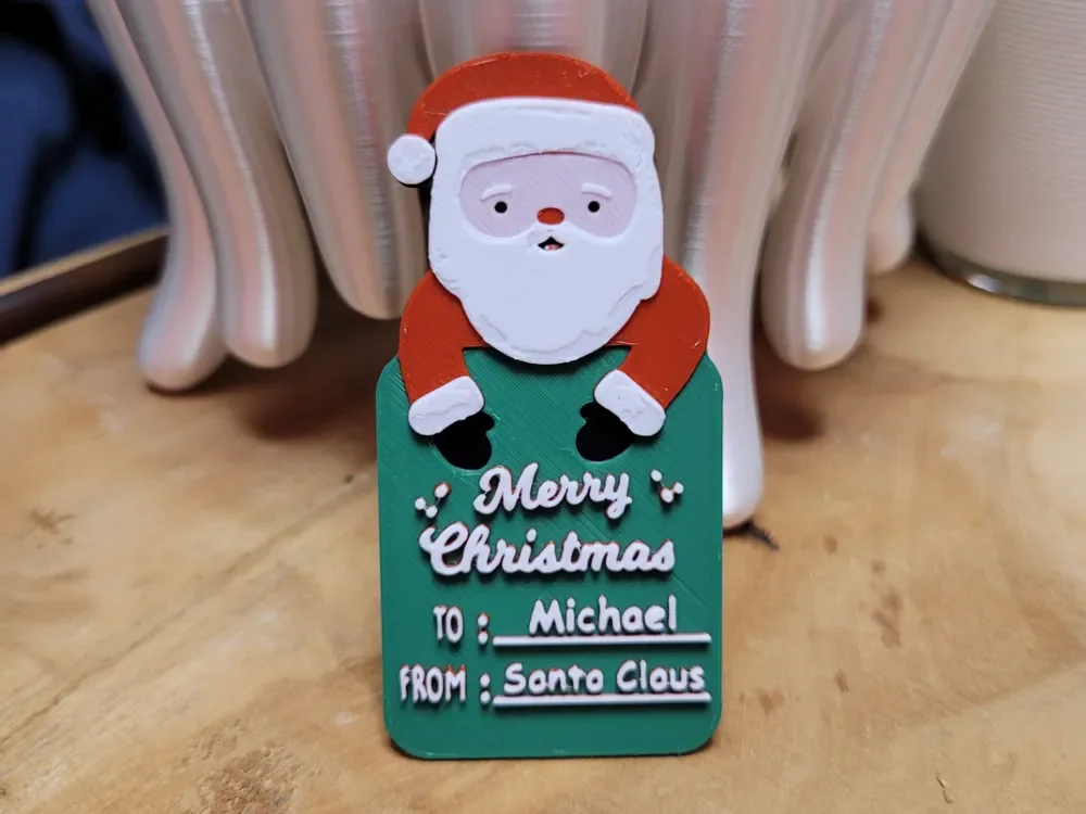 Configurable Christmas Gift Name Tag EN/FR - Santa by Vincent111 HueForge model: Configurable Christmas Gift Name Tag EN/FR - Santa by Vincent111