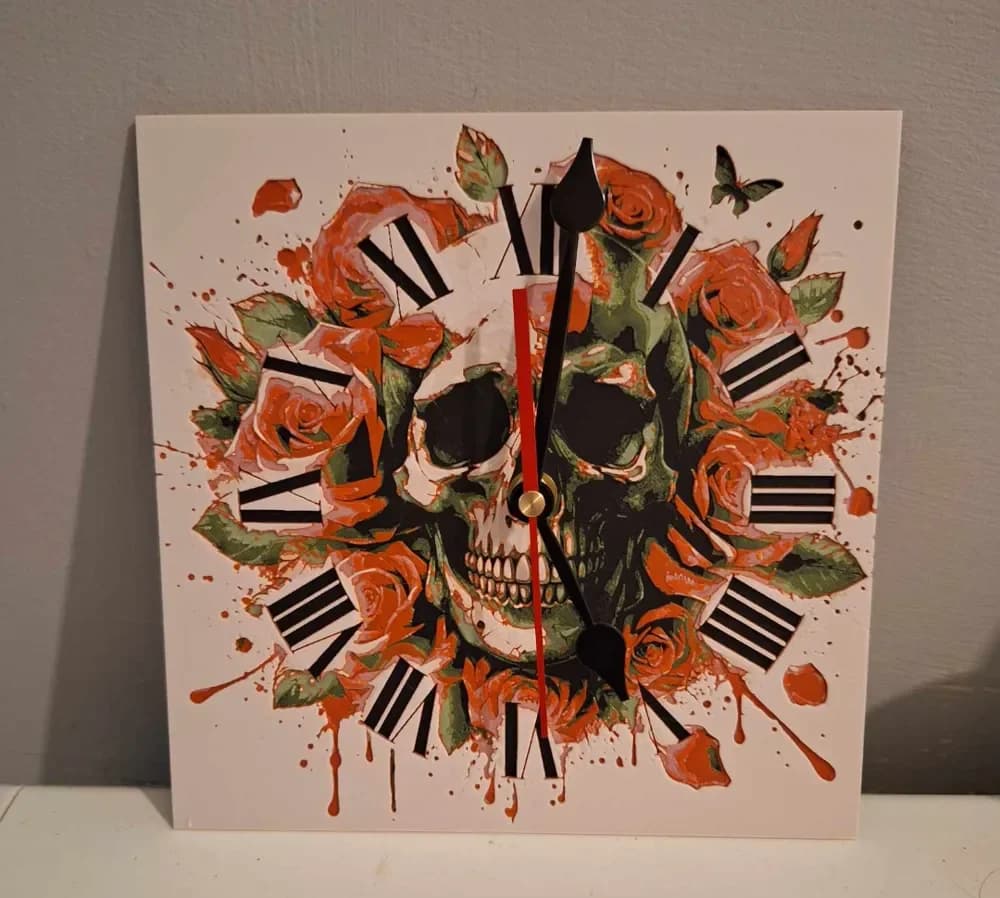 Skull and roses clock - 4 colours by 3dGlow HueForge model: Skull and roses clock - 4 colours by 3dGlow