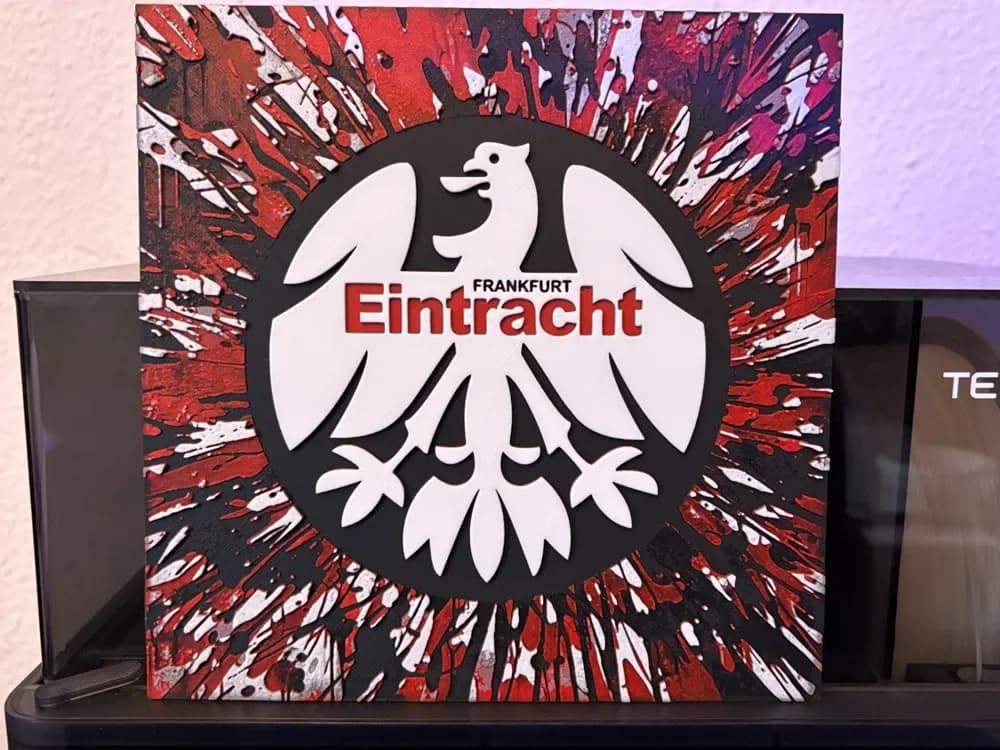 Eintracht Frankfurt 80s Retro Logo HueForge by Reeftank&more HueForge model: Eintracht Frankfurt 80s Retro Logo HueForge by Reeftank&more