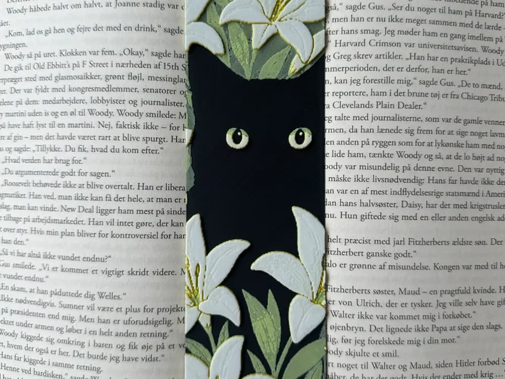 Cat Bookmark with white flowers by Copenhagen Crafter HueForge model: Cat Bookmark with white flowers by Copenhagen Crafter