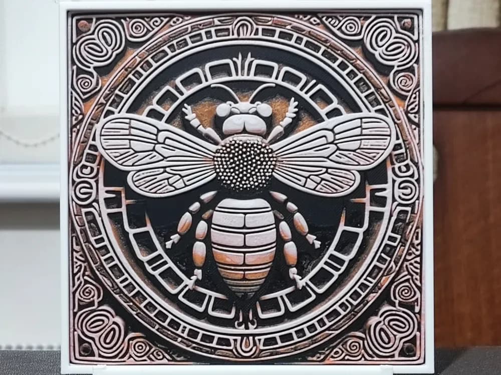 Carved Bee - HueForge 3 Color by BoDad HueForge model: Carved Bee - HueForge 3 Color by BoDad